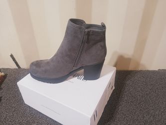 Ladies Size 9 Shoes..... 