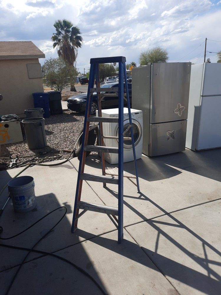 6 foot.
Ladder