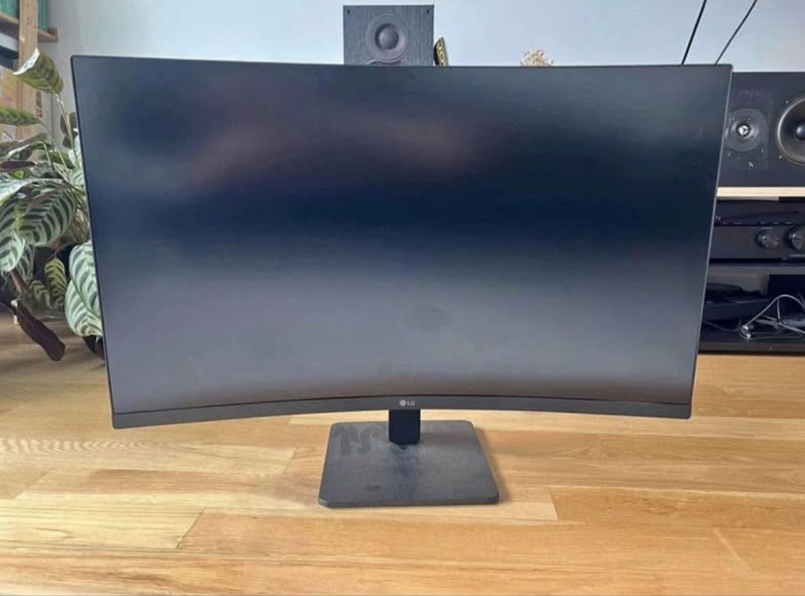 LG 32 Inch FHD Curved 100Hz Monitor with FreeSync™