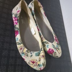 Wet Seal Shoe Size 6 Slip On Flats With Flower Pattern Design