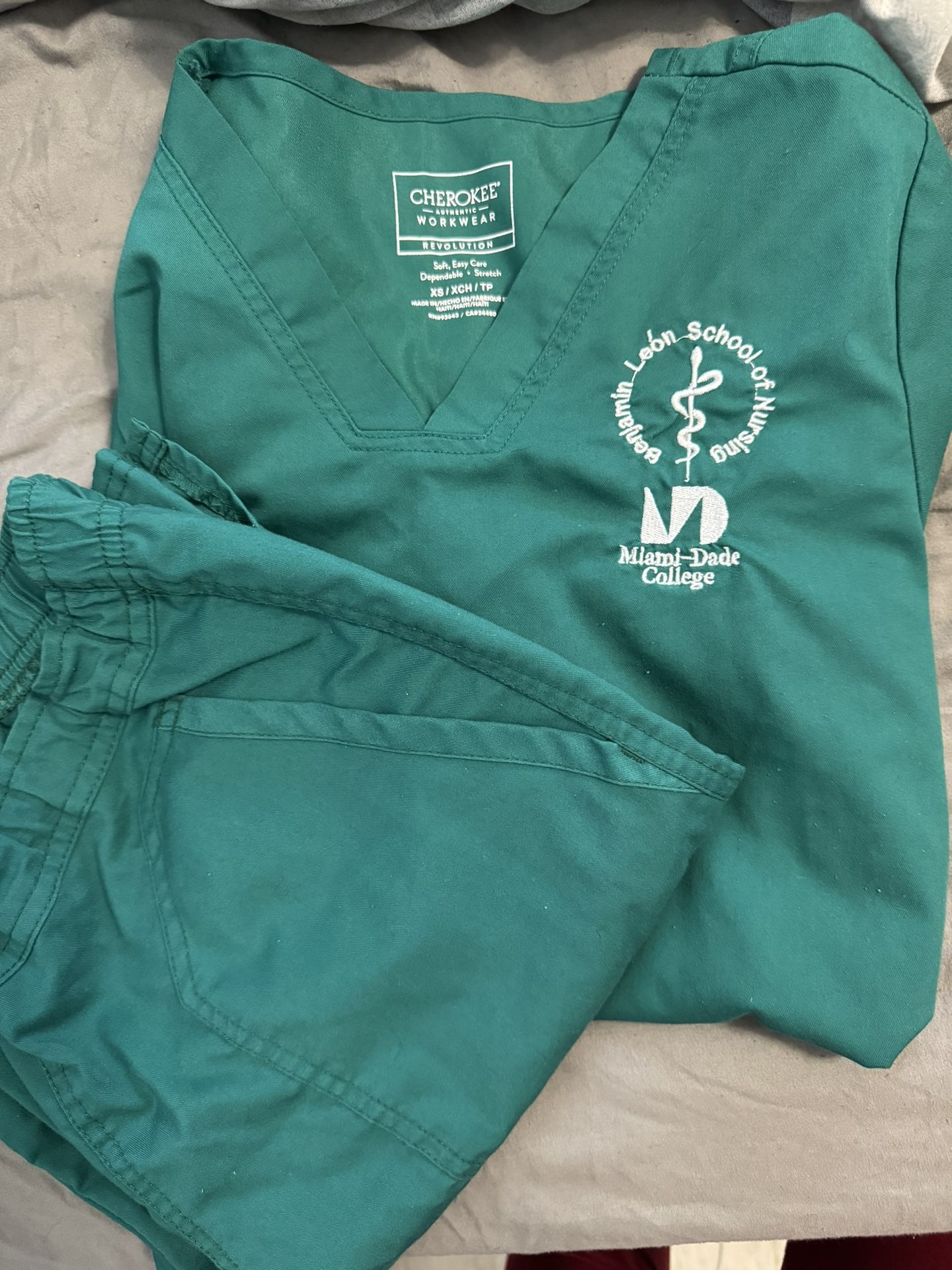 Women’s MDC Nursing scrubs; Bulk Price For All 130 for Sale in Hialeah