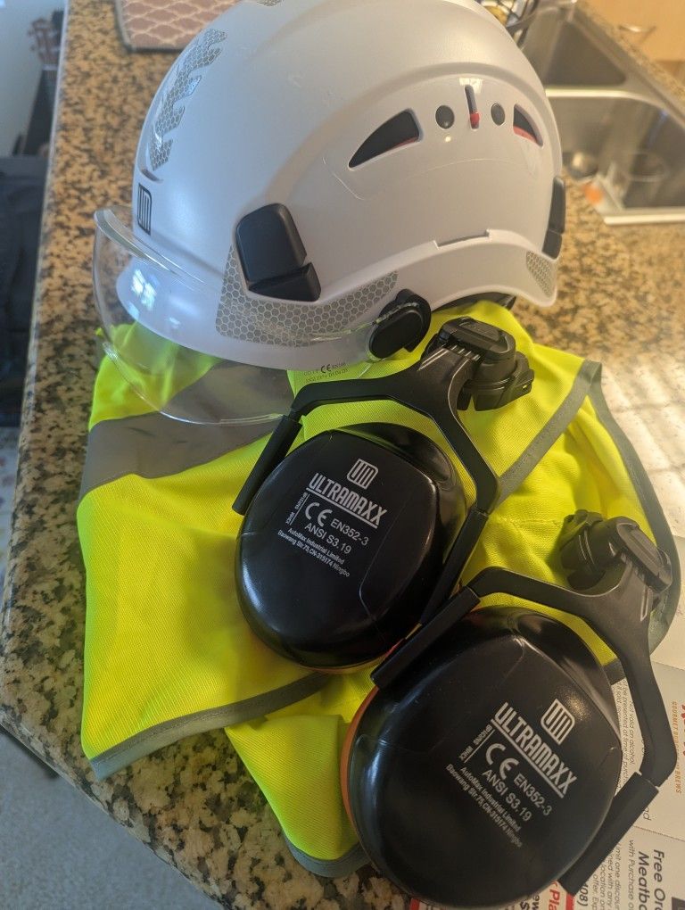 Ppe Gear (Helmet/Vest And glasses)
