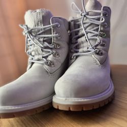 N EW Never Worn Woman’s Timberlands (WATERPROOF) Size 7.5