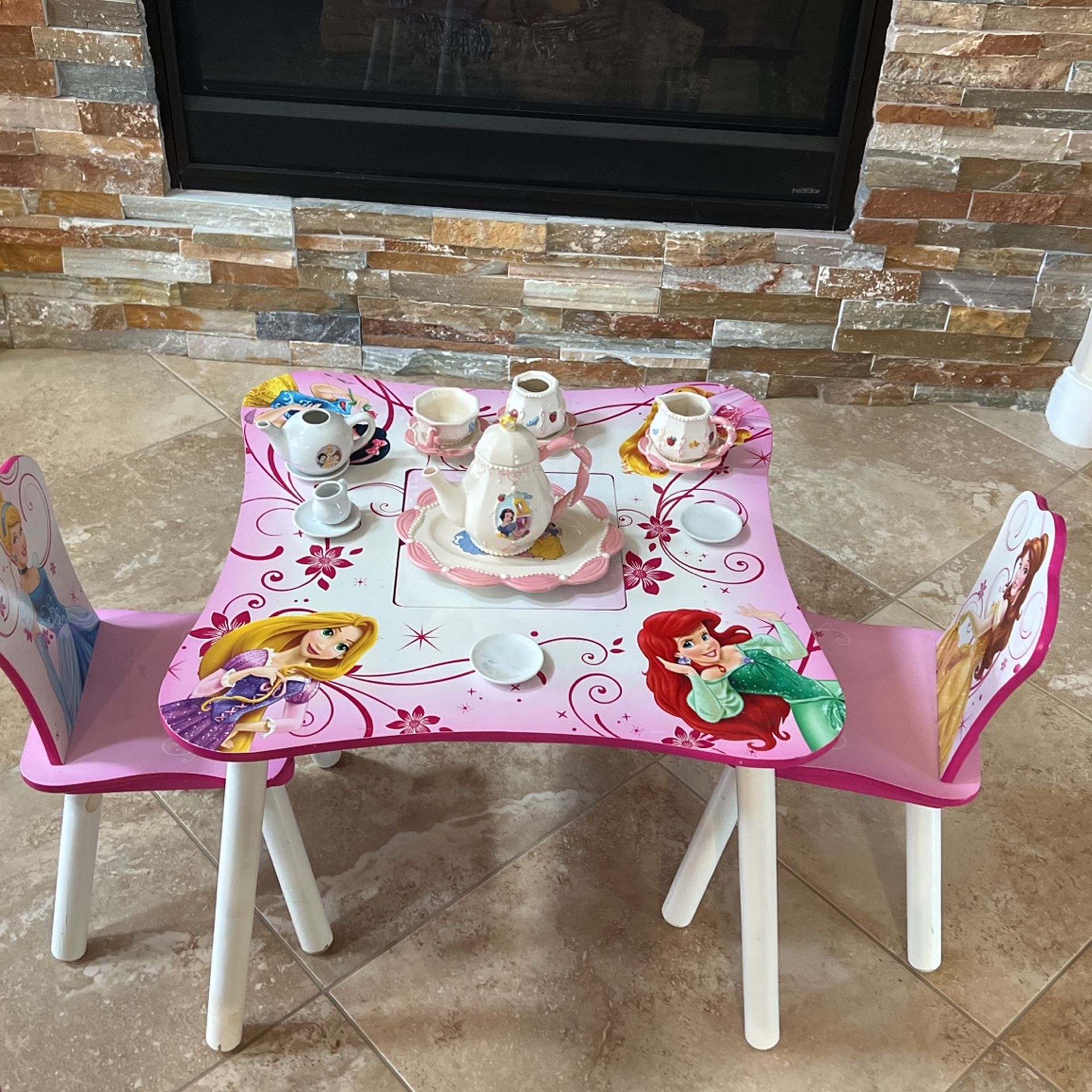 Delta Children Cinderella Table + 2 Chairs + Tea-set 