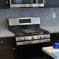 $350 FOR THE SET - GE 5 burner gas oven range with matching microwave range