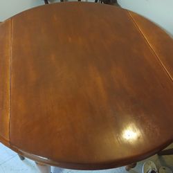 Table With 4 Matching Chairs 