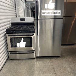 SET GAS RANGE REFRIGERATOR LIKE NEW