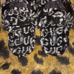 UGGS SLIPPERS SIZE 11-12....