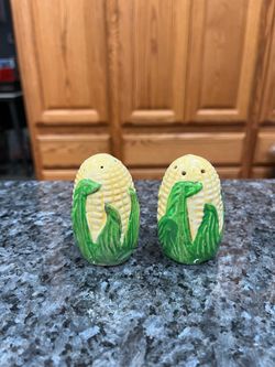 Vintage Corn on the Cob Pair of Salt and Pepper Shakers.  Size approximately 2 1/2 inches tall.  Preowned missing 1 cork stopper.  Has been on display