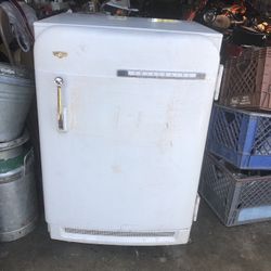 1950’s Frigidaire Mini Fridge Model AS-44F s/n 88A18185 