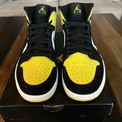 Jordan 1 Mid “Yellow Toe”