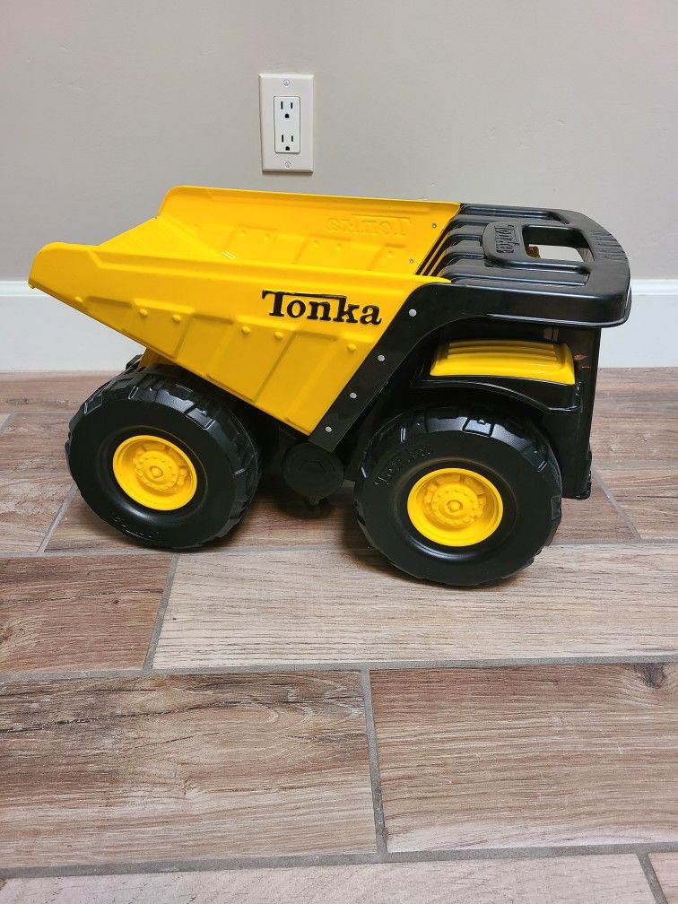 Tonka Toughest Mighty Dump Truck, Yellow, (L x W x H) 12.00 x 19.00 x 10.75 Inches