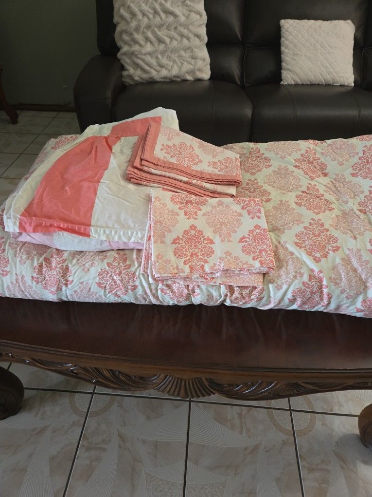 5 PZ . CONFORTER , 2 PILLOW CASES 1. BED SKIRT END 1 VALANCE , USED ONLY ONE TIME OLMOS NEW . ALL $ 10.00 GREAT PRICE .