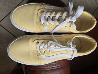 WOMEN'S VANS SHOES BRAND NEW SIZE 9