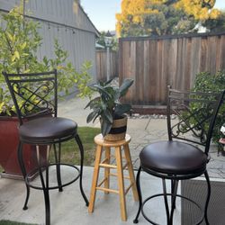 2 Modern Metal Bar Stools – Sturdy & Stylish!