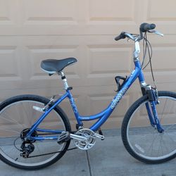 26"x2.0. DIAMONBACK SERENE WOMENS HYBRID BIKE (M)17". ALUMINUM 21 SPEEDS FRESHLY TUNE UP EXCELLLENT CONDITION 👌🏼
