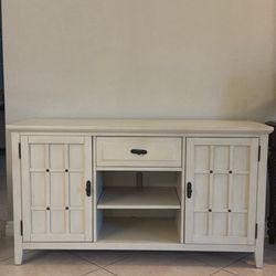 Broyhill media table/TV stand