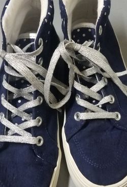 Old Navy Girls size 5 night top sneakers!