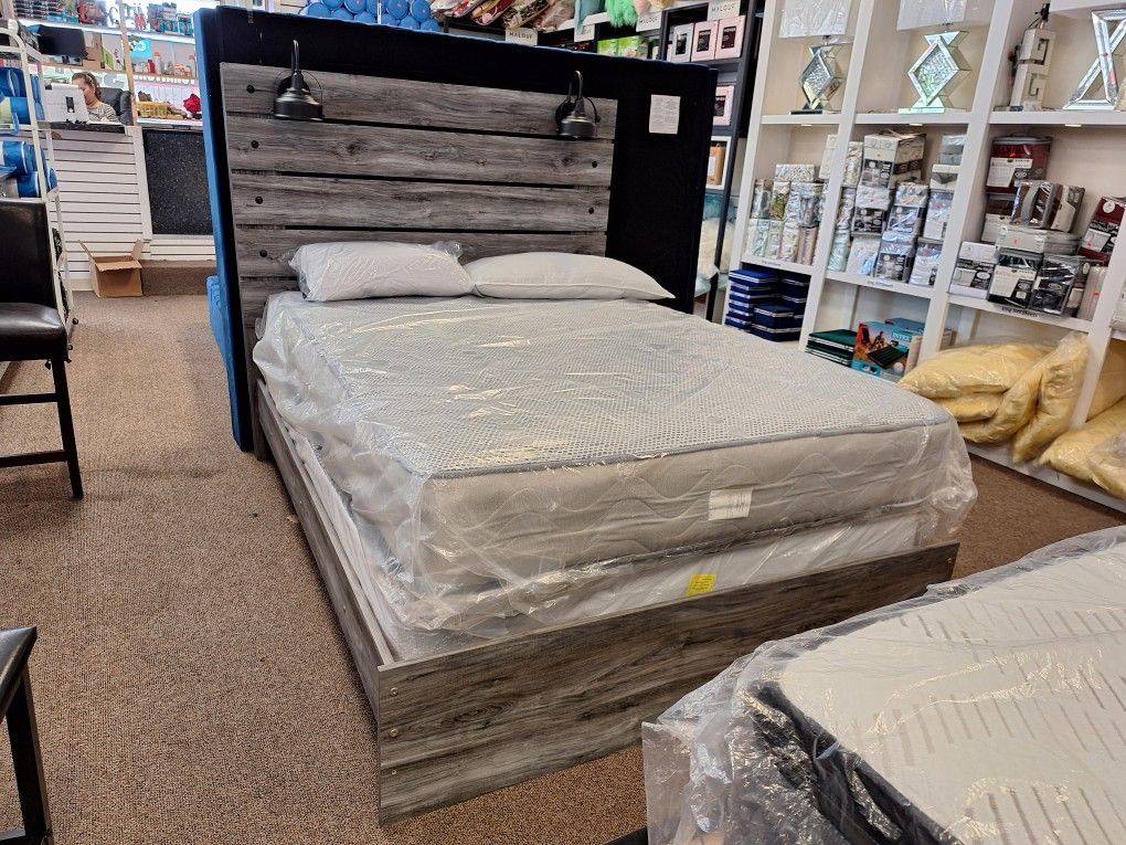 221... Queen Bed Dresser And Mirror