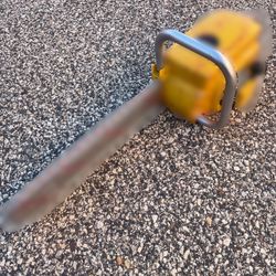 👻 Halloween Toy Chainsaw – Sound Effects Included