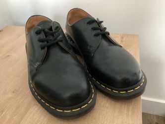 Shoes. Dr Marteen. Almost new. Size 9 el portal area
