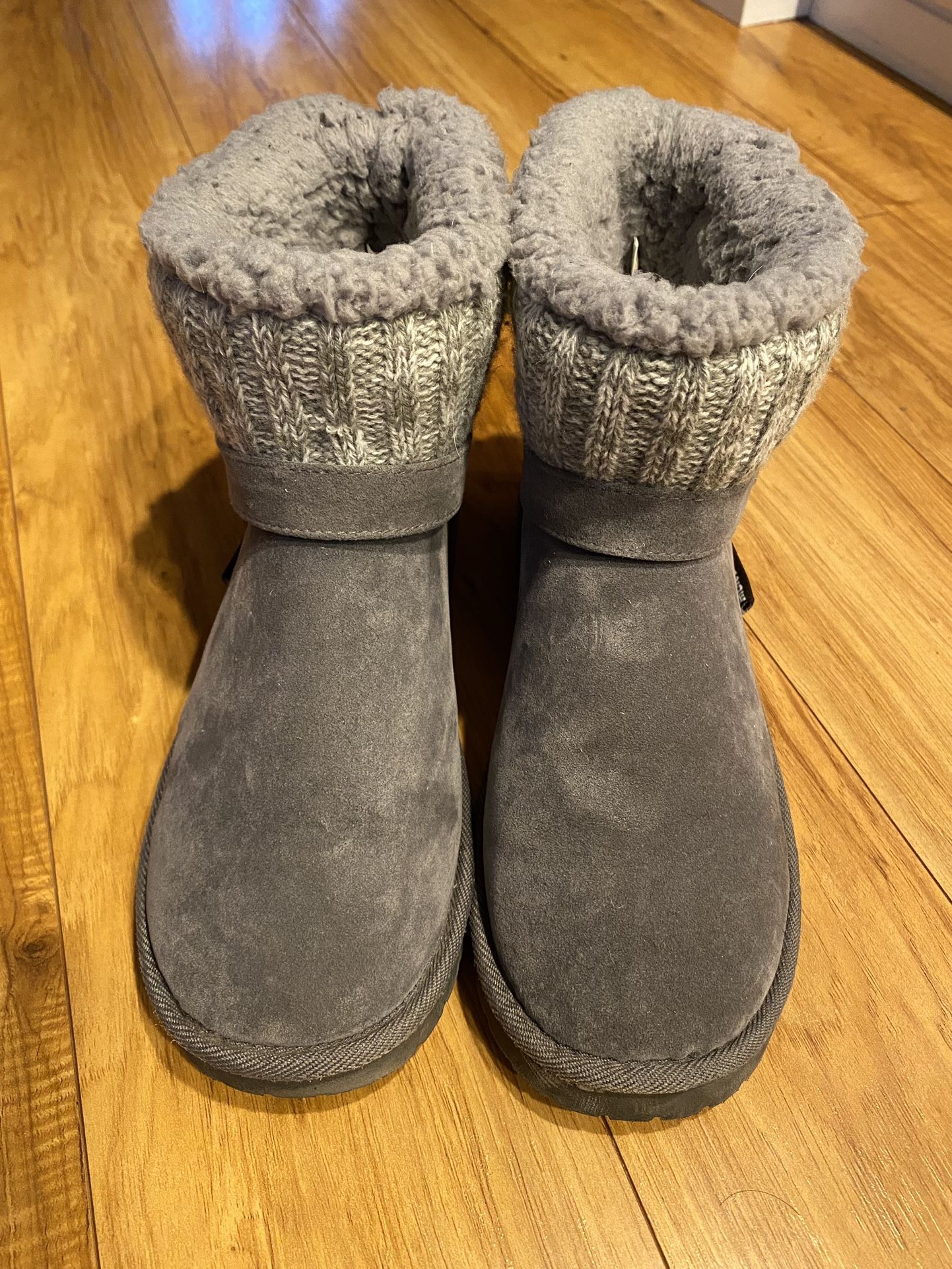 Lukees By Muk Luks Alyx Winter Boots Women’s Size 9 with Knitted Cuffs Ankle Bootie Gray Suede with faux fur Inside - Like New!