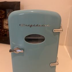 Mini fridge - Frigidaire 