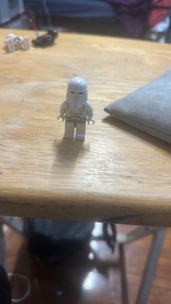 This LEGO Star Wars Snowtrooper minifigure shown