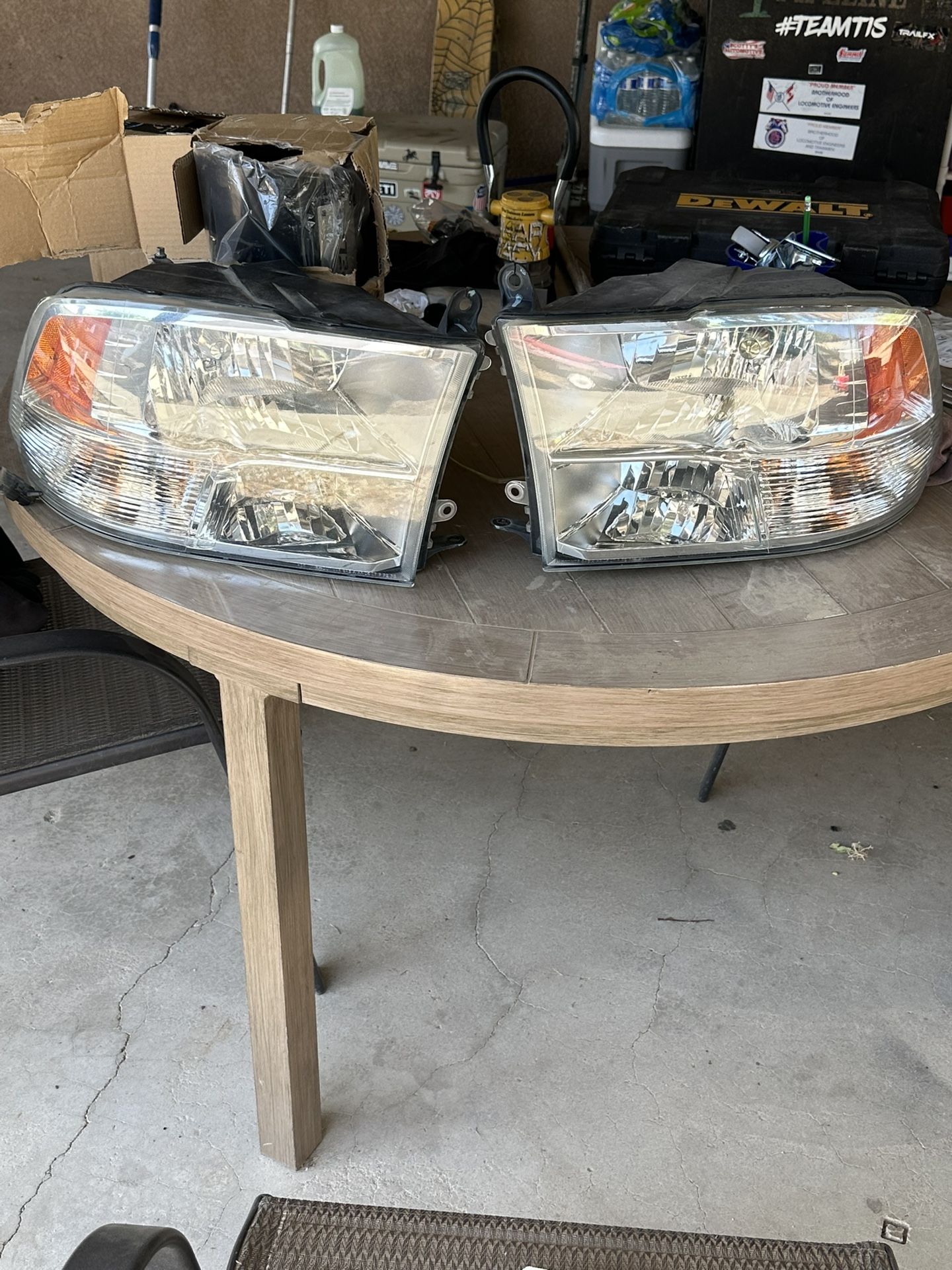 Doge Ram 2500 Headlights