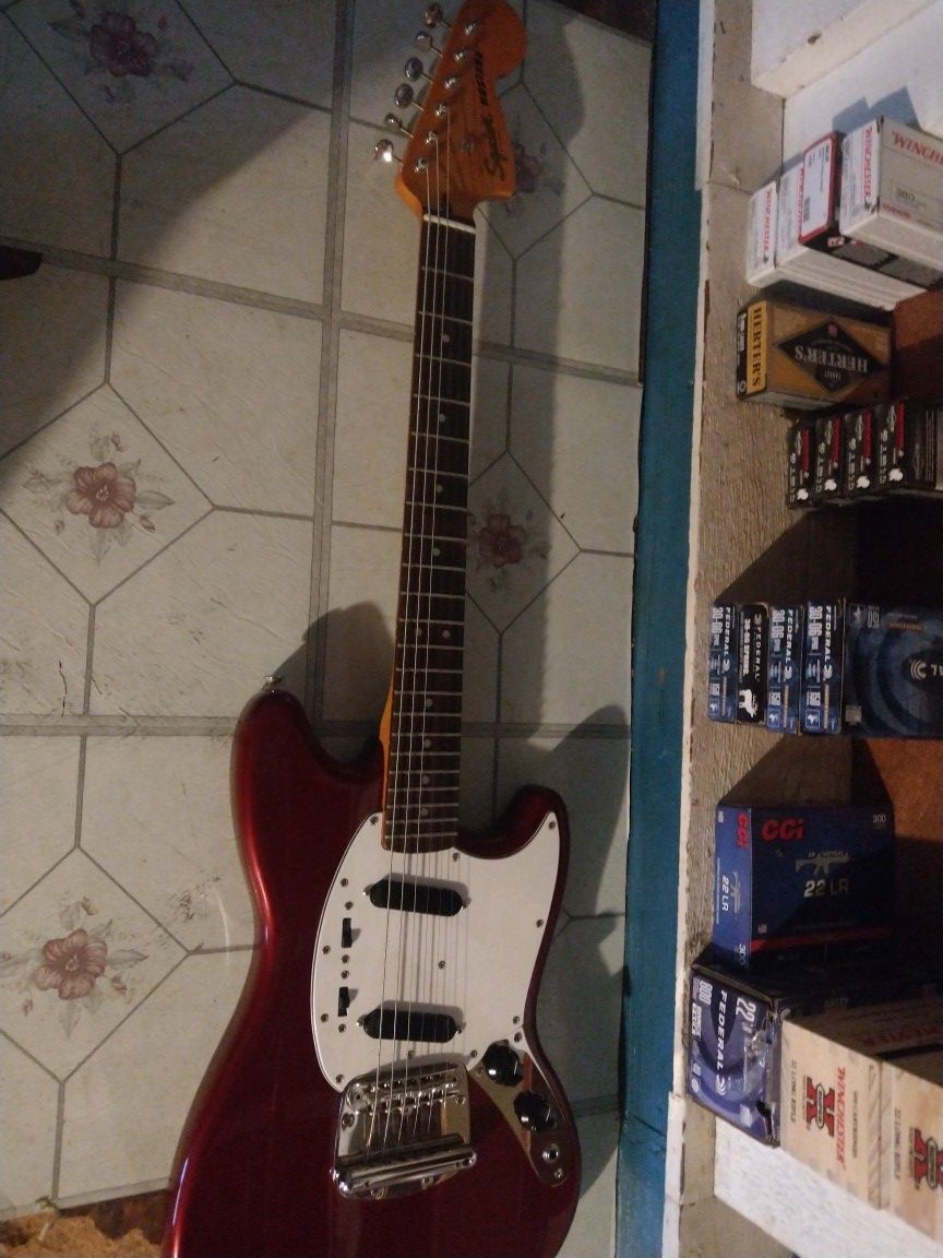 Squier classic vibe 60s mustang Limited edition  (Candy Apple Red Solid Body)