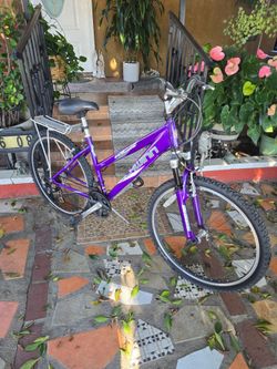 Schwinn Sidewinder Woman's Mountain Bike 18-Speed