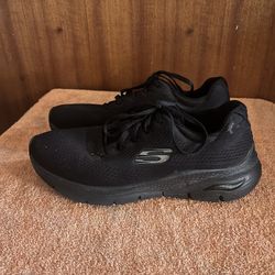 Women’s Black Sketchers Sz 9