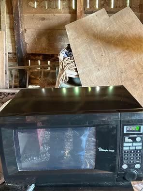 Countertop Magic Chef Microwave Oven, Black
