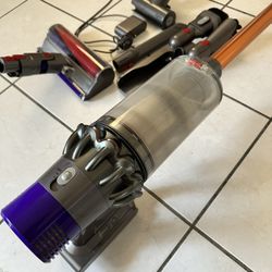 Dyson Cyclone V10 Cordless Vacuum – Full Kit