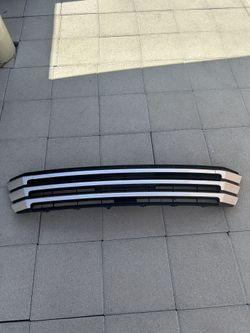 2017-2018-2019 Toyota Highlander Front Lower Grill OEM Used 