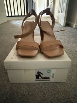 Tan strappy shoes/sandles with heel