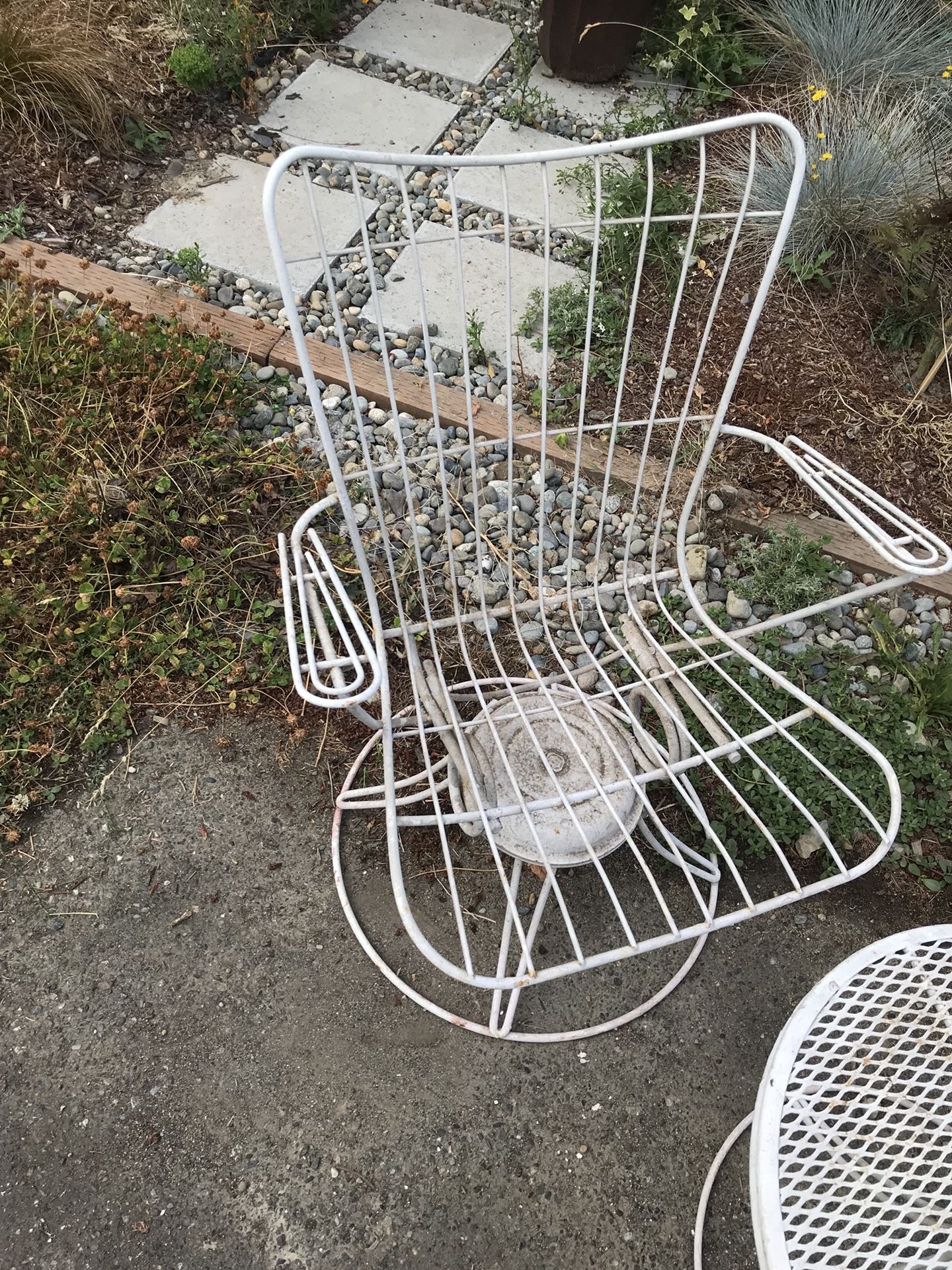 Vintage Mid Century Modern Homecrest Wire B25 Chairs and Side Table