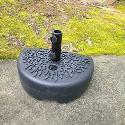 Umbrella Base 40 lb Half Moon Shaped Water Filled (Sunnyglade)