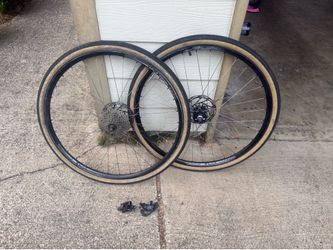 700cc white industry diskbrake wheelset & calipers