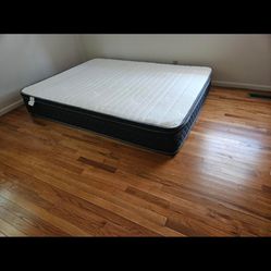 Queen Mattress – 12” Hybrid Memory Foam (Firm) – Excellent Condition  (Like New)