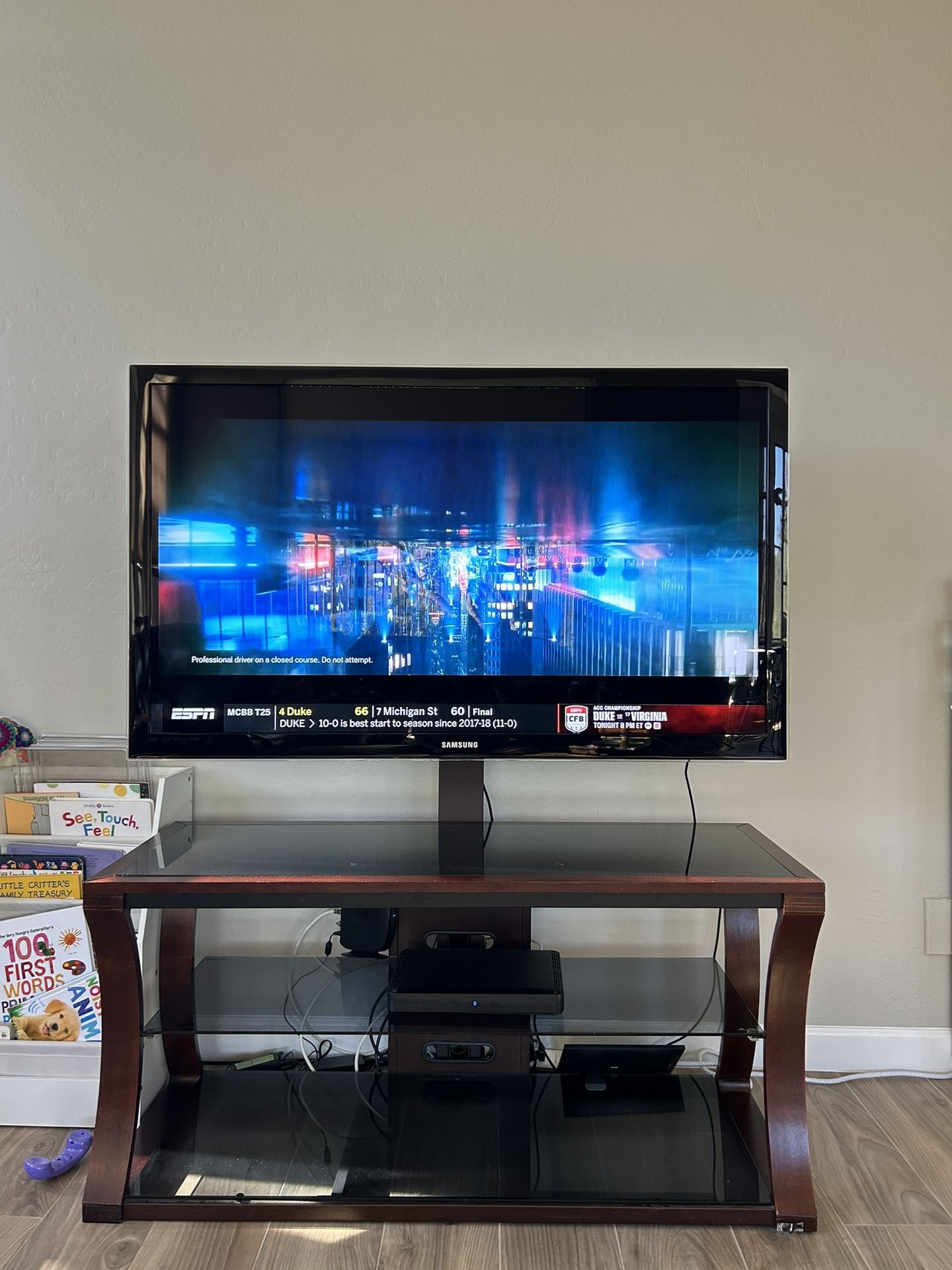 Samsung 55 inch 1080p HDTV with TV Mounting Stand