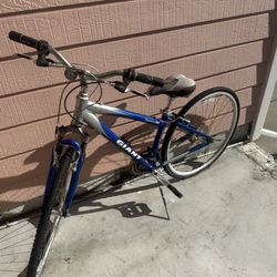 GIANT BIKE BLUE