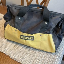 Dewalt multitool/oscillator corded with bag.