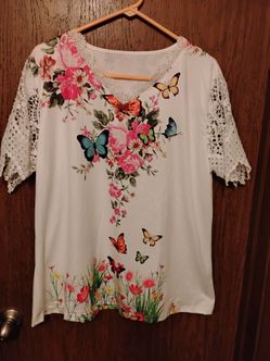White Short Sleeve Top size 3 XL