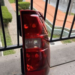Tail Light for Chevy Tahoe 2007-2014 (right side)  Luz trasera para Chevy Tahoe 2007-2014 (lado der