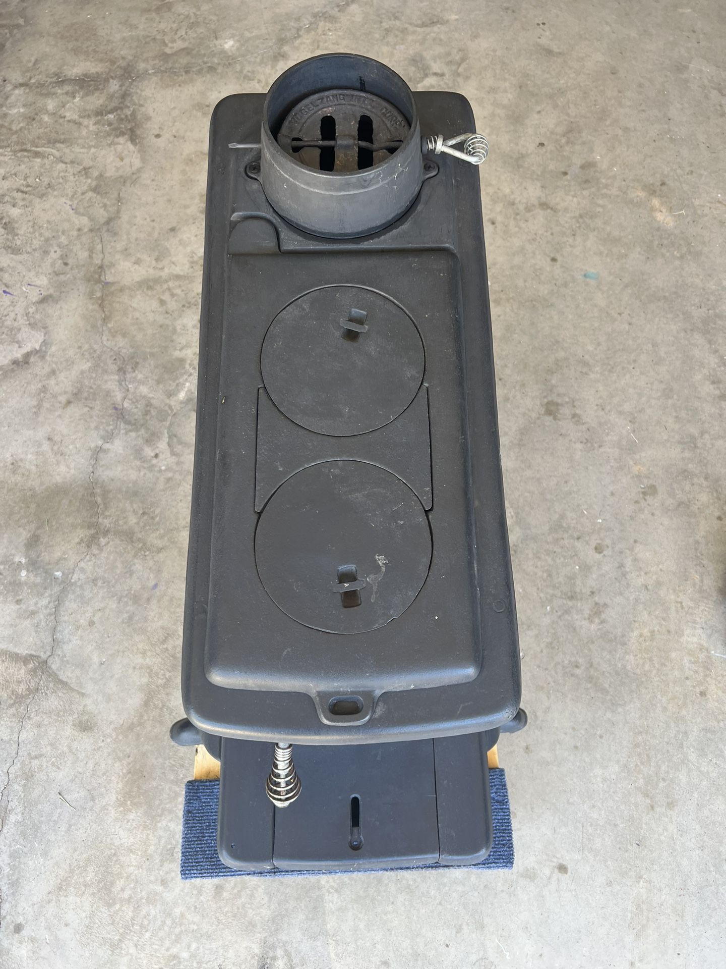 Vogelzang Cast Iron Standard Boxwood Wood Stove (BX26E) for Sale in