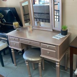 ROSE GOLD VANITY 💗