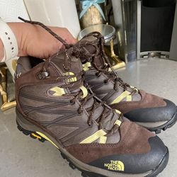 The north face hiking shoes women’s size 7