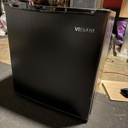 VISSANI 1.7 cu. ft. Mini Fridge