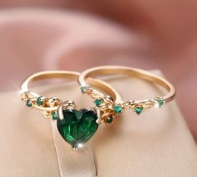 💚 Emerald Green Heart Rings – Gold-Tone Leaf Design – Size 7